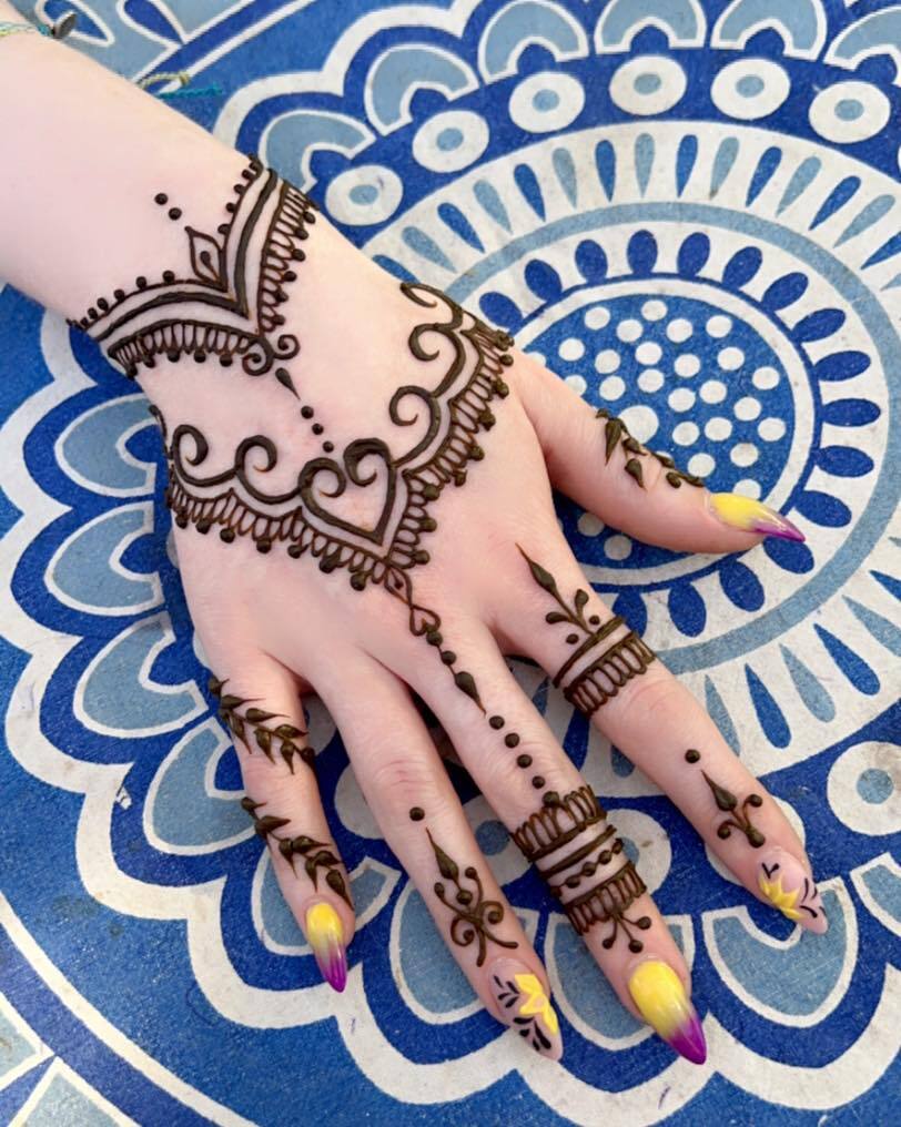 50+ Simple Mehndi Designs to Bookmark! | WedMeGood